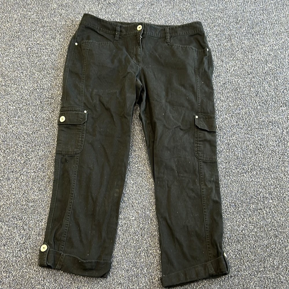 🌼3/$30🌼 WHBM Black cargo Capri pants Size 8